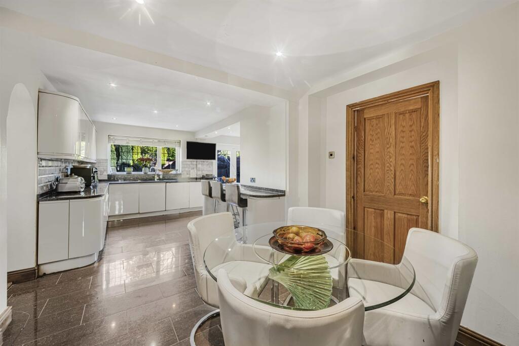 5 bedroom detached house for sale in Warburton Close, Hale Barns, Altrincham, WA15